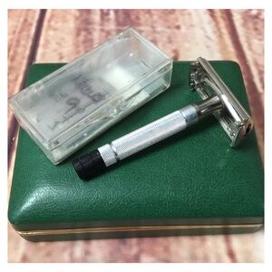 1938-1945 REGUS GILLETTE Double Edge Razor with Blades